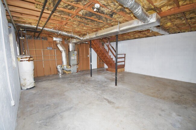 Building Photo - 3 Bedroom 2 Bath Pet Friendly Home For Rent!