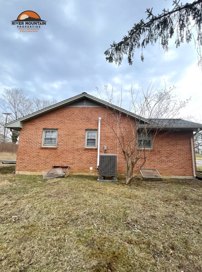 Building Photo - 3 Bedroom Home with Carport in Blacksburg