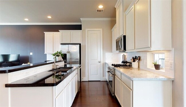 Building Photo - 2724 Rutland St