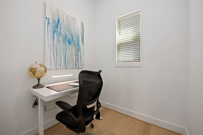 Building Photo - 3028 Lamar St