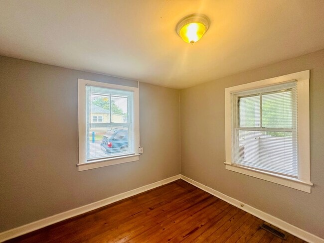 Building Photo - DOWNTOWN - 3 Bedroom/1 Bath - Located close to CFCC, downtown, riverwalk and restaurants