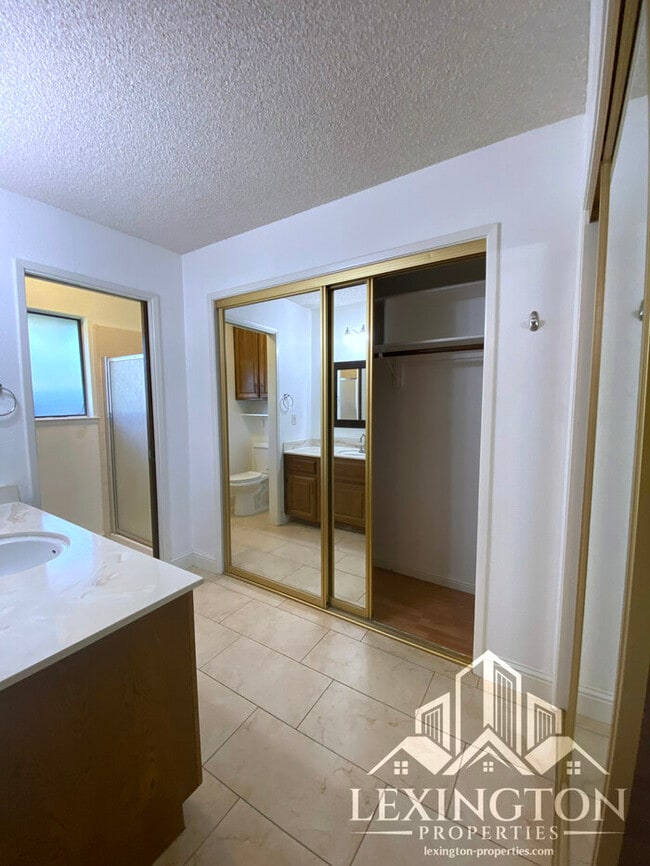 Building Photo - Beautiful, 3BD/2BA +Bonus Rooms, Bungalow ...