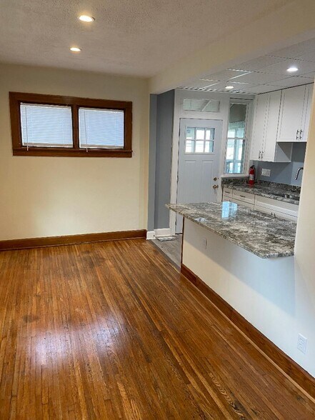 Building Photo - 472 E Maynard Ave