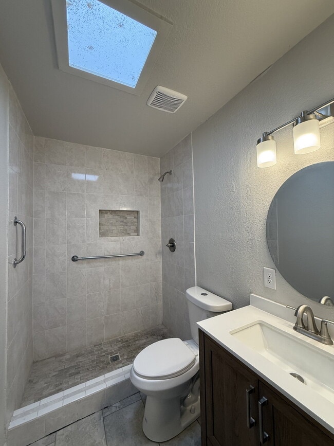 Building Photo - 955 Versailles Dr