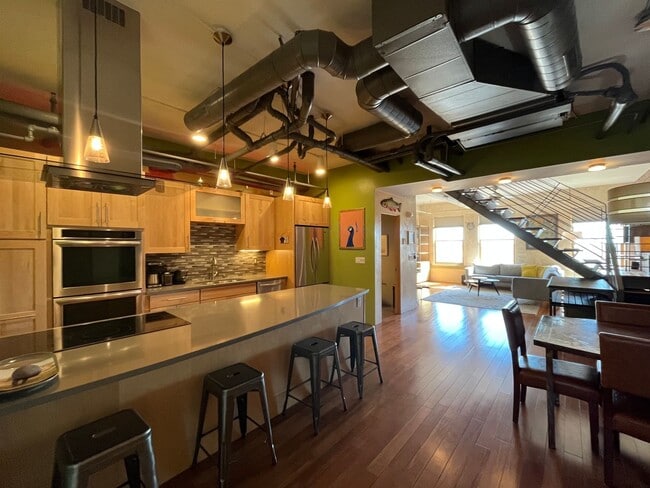 Building Photo - Eccentric 2 Bedroom 2.5 Bathroom Condo In ...