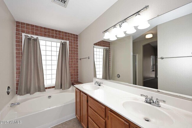Building Photo - 4331 E Siesta Ln
