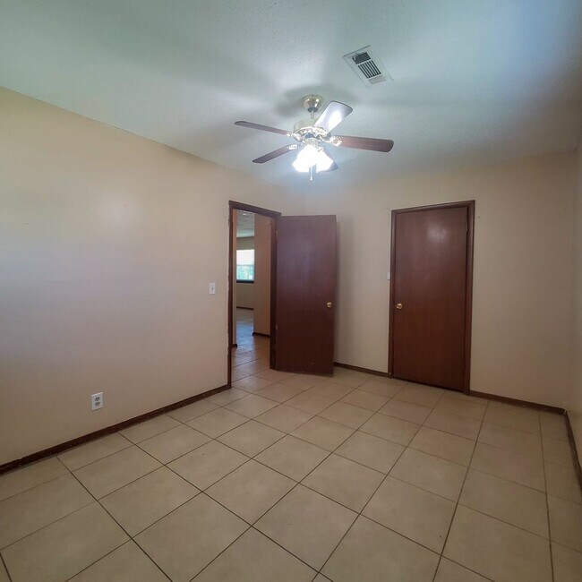 Building Photo - 2429 N Market Ave