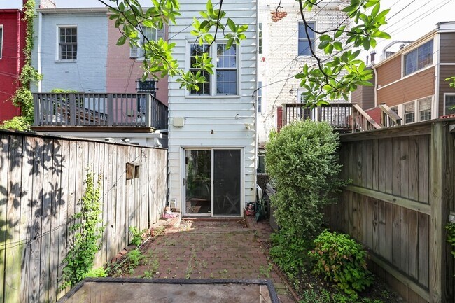 Building Photo - 715 A St NE