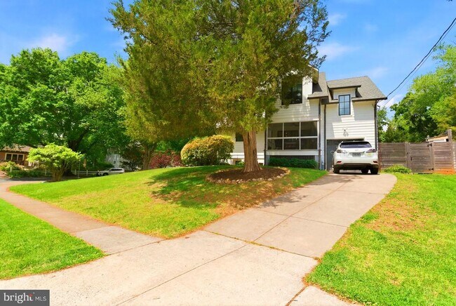 Building Photo - 1831 Opalocka Dr