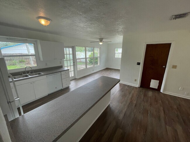 Building Photo - Charming 3-Bedroom Home with 1 Bath and 1-...