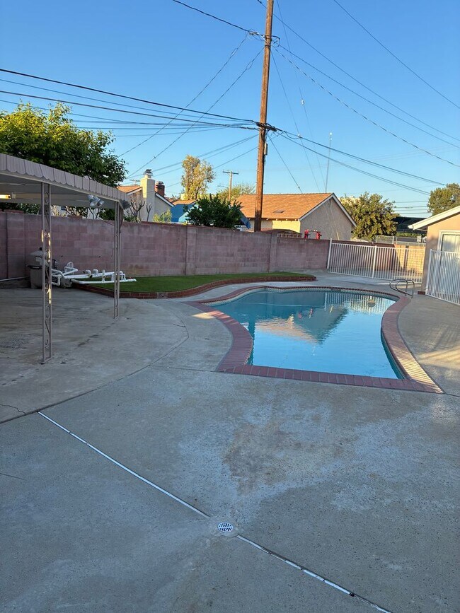 Building Photo - Beautiful 4 bed 3 bathroom