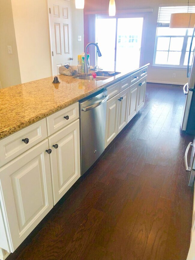 Building Photo - Spacious 2 BR/2.5 BA Townhome in Beltsville!