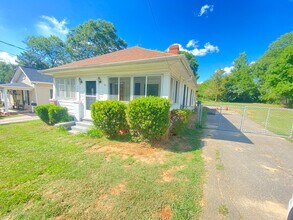 Building Photo - 2bd/1ba Renovated House near Downtown w/ Huge Fenced Backyard & 2 Carport