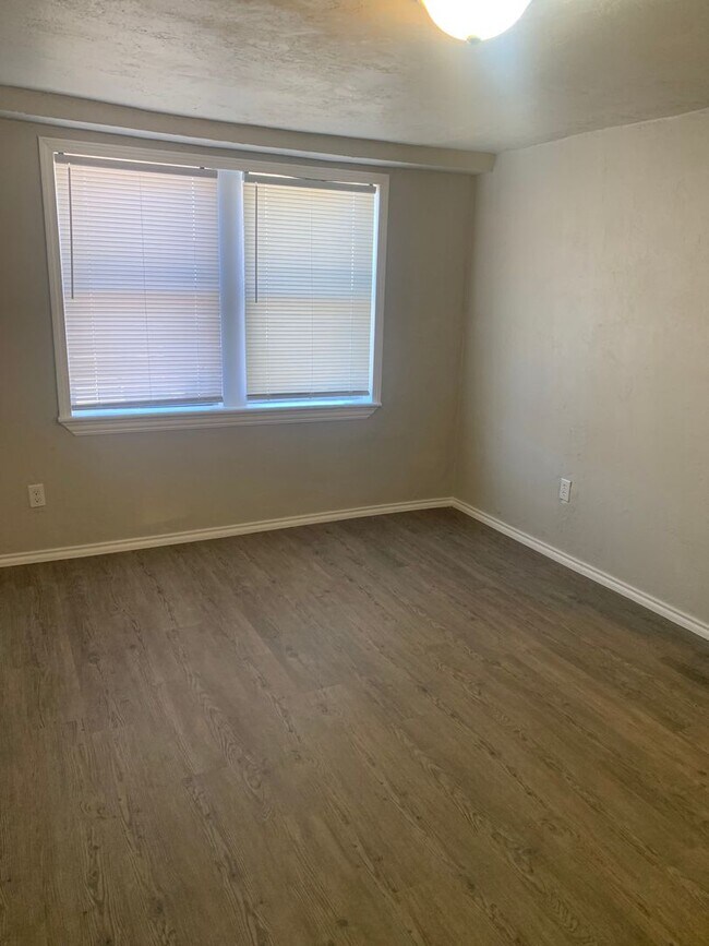 Building Photo - Studio Apartment in Jefferson Park