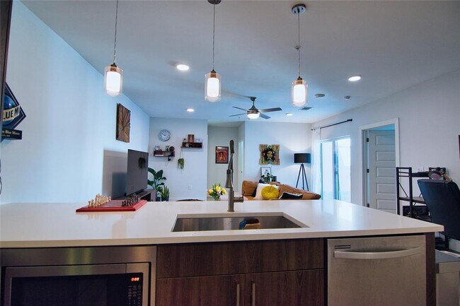 Building Photo - 2213 Poquito St