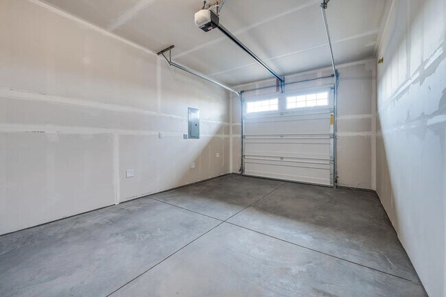 Building Photo - Beautiful Newer Model Home with Open Floor Plan, A/C & Fenced Yard!