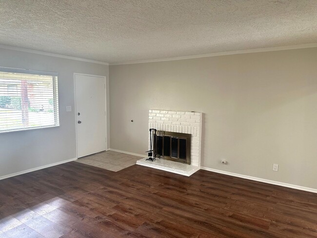 Building Photo - Spacious and Upgraded 2 Bedroom 2 Bath End...