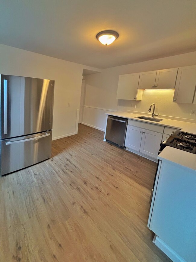 Building Photo - 3 bedroom, 1.5 bathroom fully renovated pr...