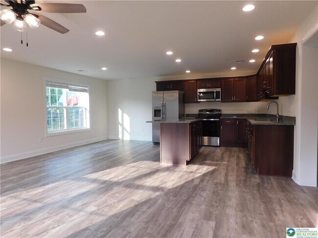 Building Photo - 1549 Burkhardt St