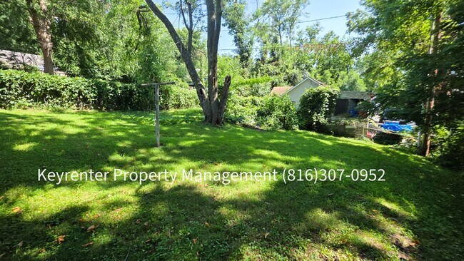 Building Photo - 2 Bed 1 Bath ready to rent! $1100