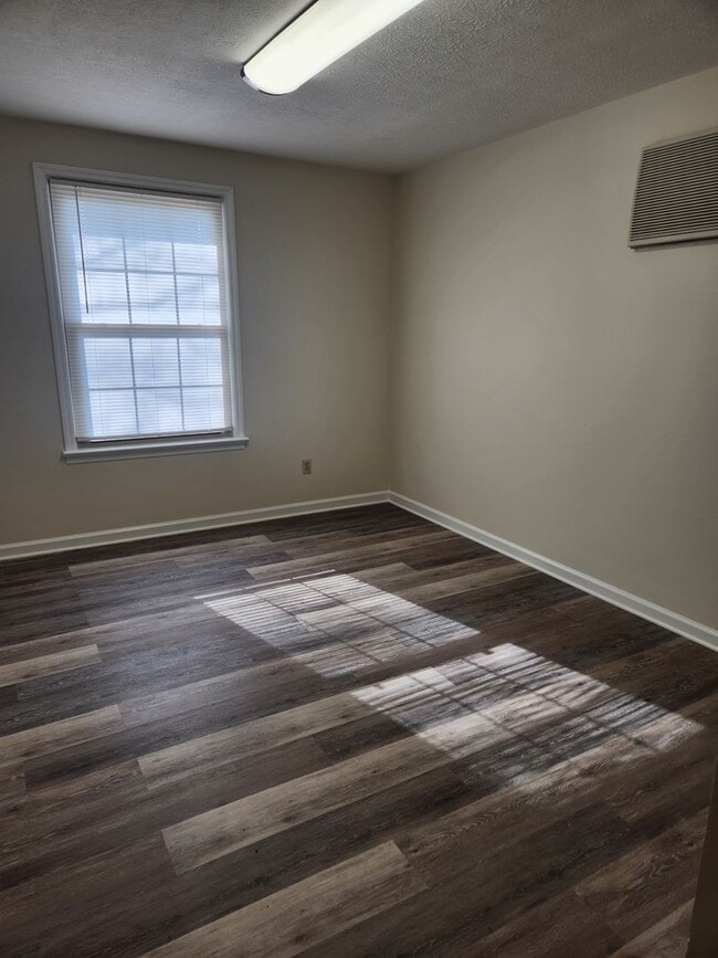 Building Photo - One Room Efficiency Apt in Ashland City