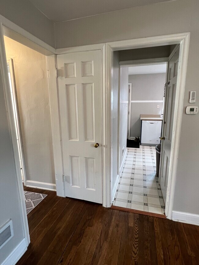 living room - closet - 1314 Lincoln Way