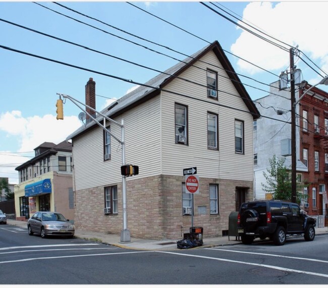 Building Photo - 3401 Hudson Ave