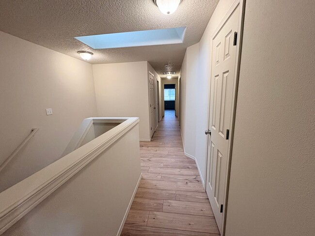 Building Photo - ONE MONTH FREE OF RENT!! Well Maintained, High Ceilings, Bonus Room, Great Location!