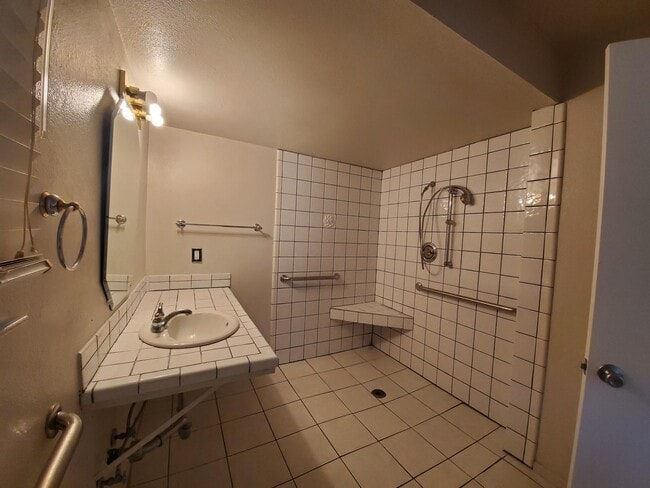 Building Photo - Nice 3 bedroom 2 bathroom Home