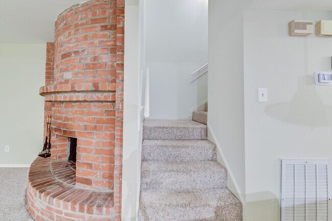 Building Photo - Charming 3-Bedroom Townhome in Prime Memor...