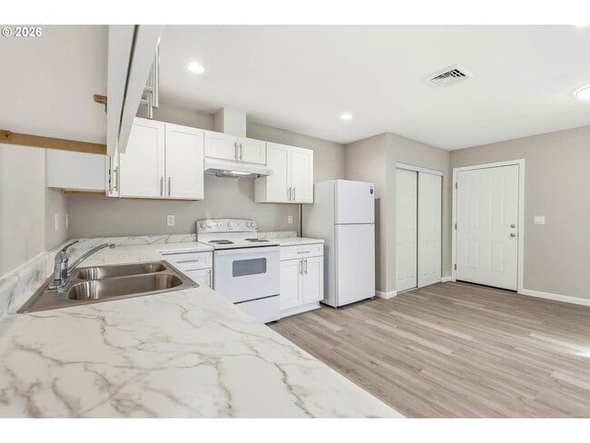 Building Photo - 610 N Earl St