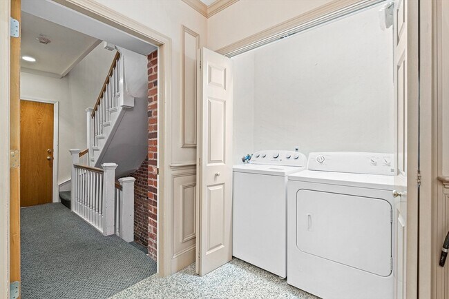 Building Photo - 464 Hanover St
