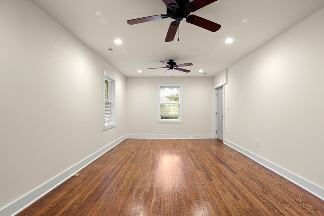 Building Photo - Beautifully Renovated Cottage - Great Nort...