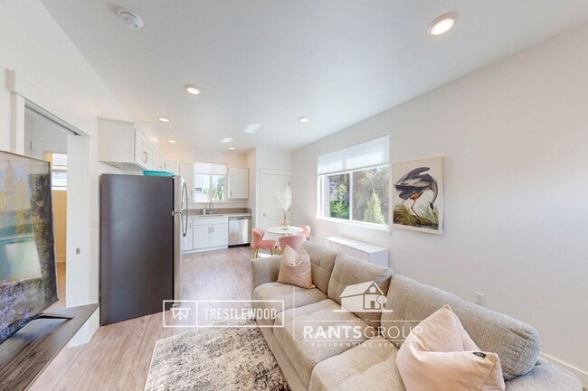 Building Photo - Furnished Corporate 1 Bed! Easy I5 Access!