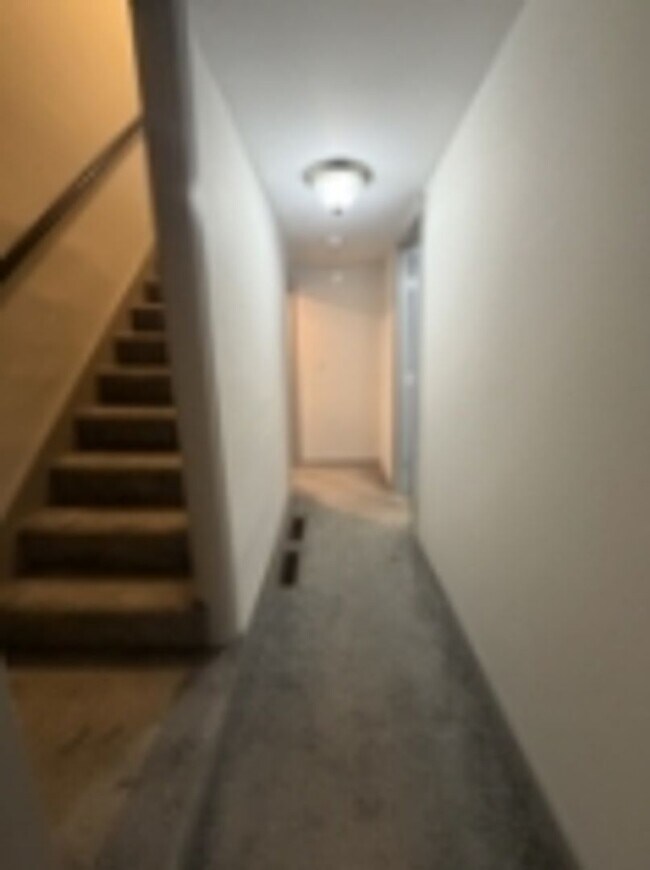 Building Photo - AVAILABLE FOR SHOWING !!! 4BR / 1.5BA.