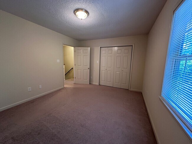 Building Photo - 2 Bed, 1.5 Bath Townhome in Prime Location...