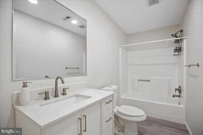 Building Photo - 906 Elfin Ave