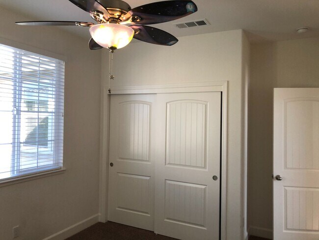 Building Photo - Beautiful 4 Bed 3 Bath Near Iron Point with Solar!