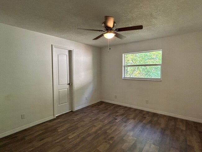 Building Photo - 3 Bed 2 Bathroom Home for Rent