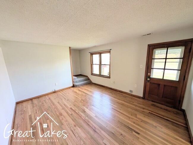 Building Photo - Beautiful 2 Bedroom 1 Bathroom now availab...