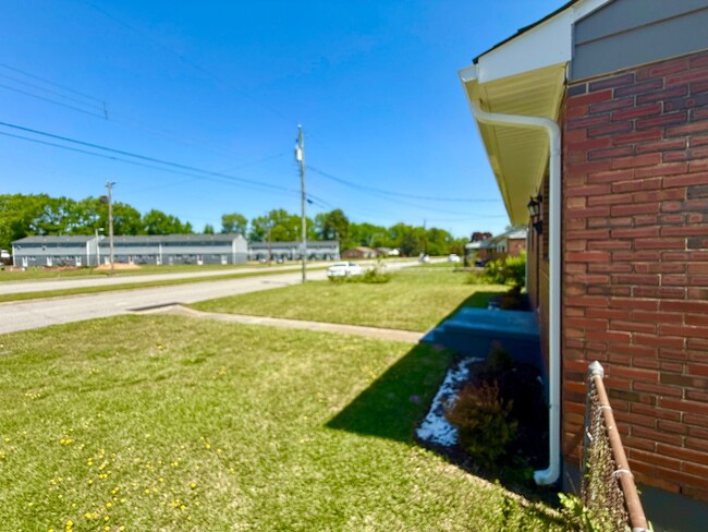 Building Photo - ***3 Bed Ranch with off-street parking and...