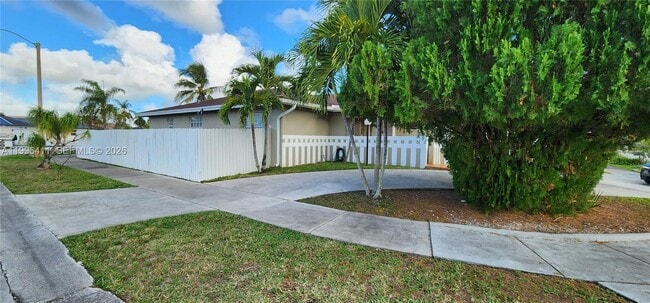 Building Photo - 4725 SW 143rd Ave