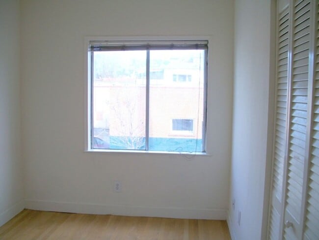 Building Photo - A Bright Sunny 1 bedroom, with Hardwood Floors
