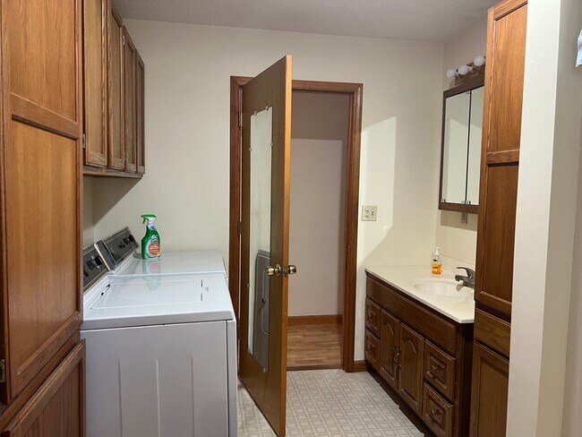 Building Photo - 2 bedroom, 1.5full bath House for rent on ...