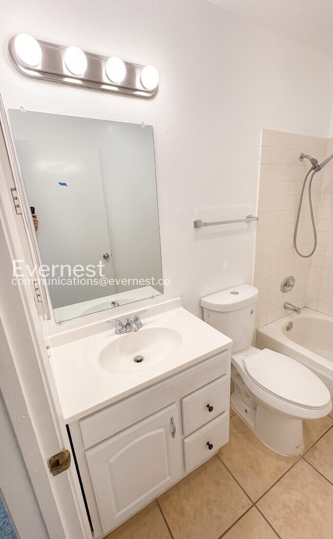 Building Photo - 914 Valley Run