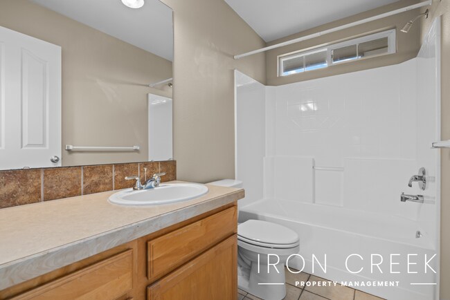 Building Photo - Quiet Abode in Prime Location with Easy Ac...