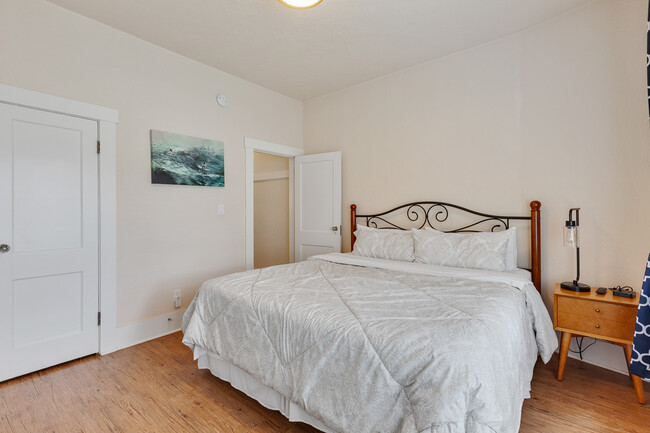 Large downstairs bedroom with king size bed, closet and flat screen TV. - 717 E Lakeside Ave