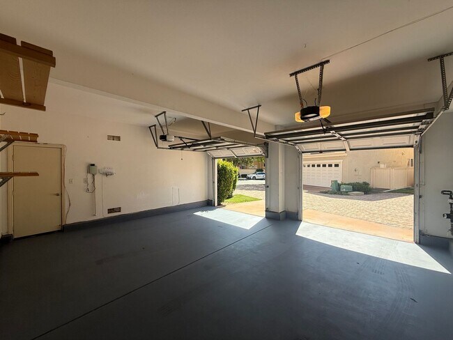 Building Photo - Spacious 3BR/2.5BA Home with Gated Communi...