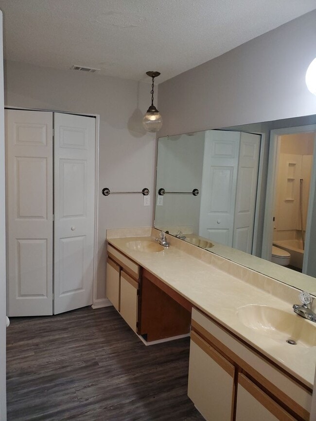 Building Photo - 2 Bedroom, 2 Bath Georgetown townhome with Community Pool, Tennis court, and Playground!