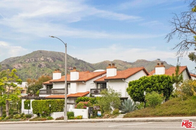Primary Photo - 1559 Palisades Dr